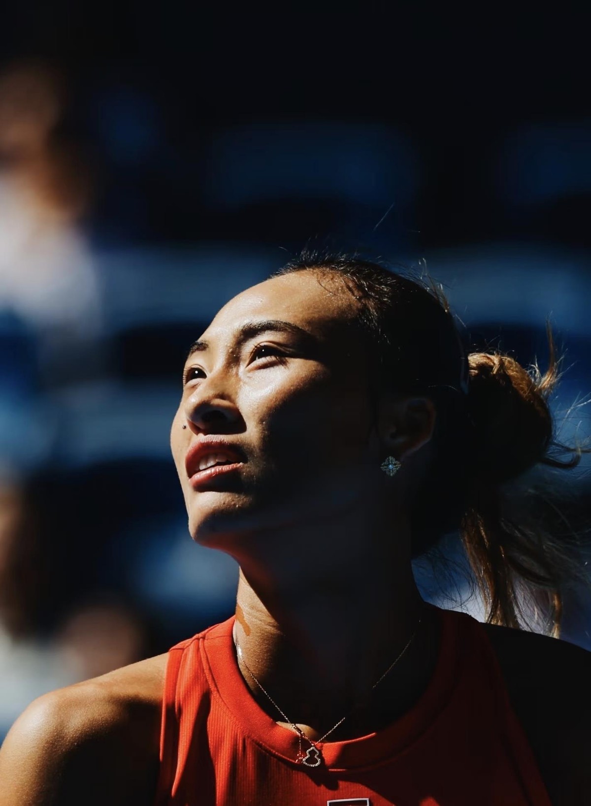 郑钦文2026中网首进女单决赛，靠的是自己扛住关键分，也撞上了这些年最难得的签表风向。半决赛她7比5、6比2收拾梅尔滕斯，前面莱巴金娜被查拉耶娃逆转，萨巴伦卡脆败巴尔通科娃，高芙和斯瓦泰克全让梅尔滕斯一人办了。看球的人都知道，大满贯级冠军从来不是只靠手感好，签位、体能、对手状态、临场一口气，少一样都