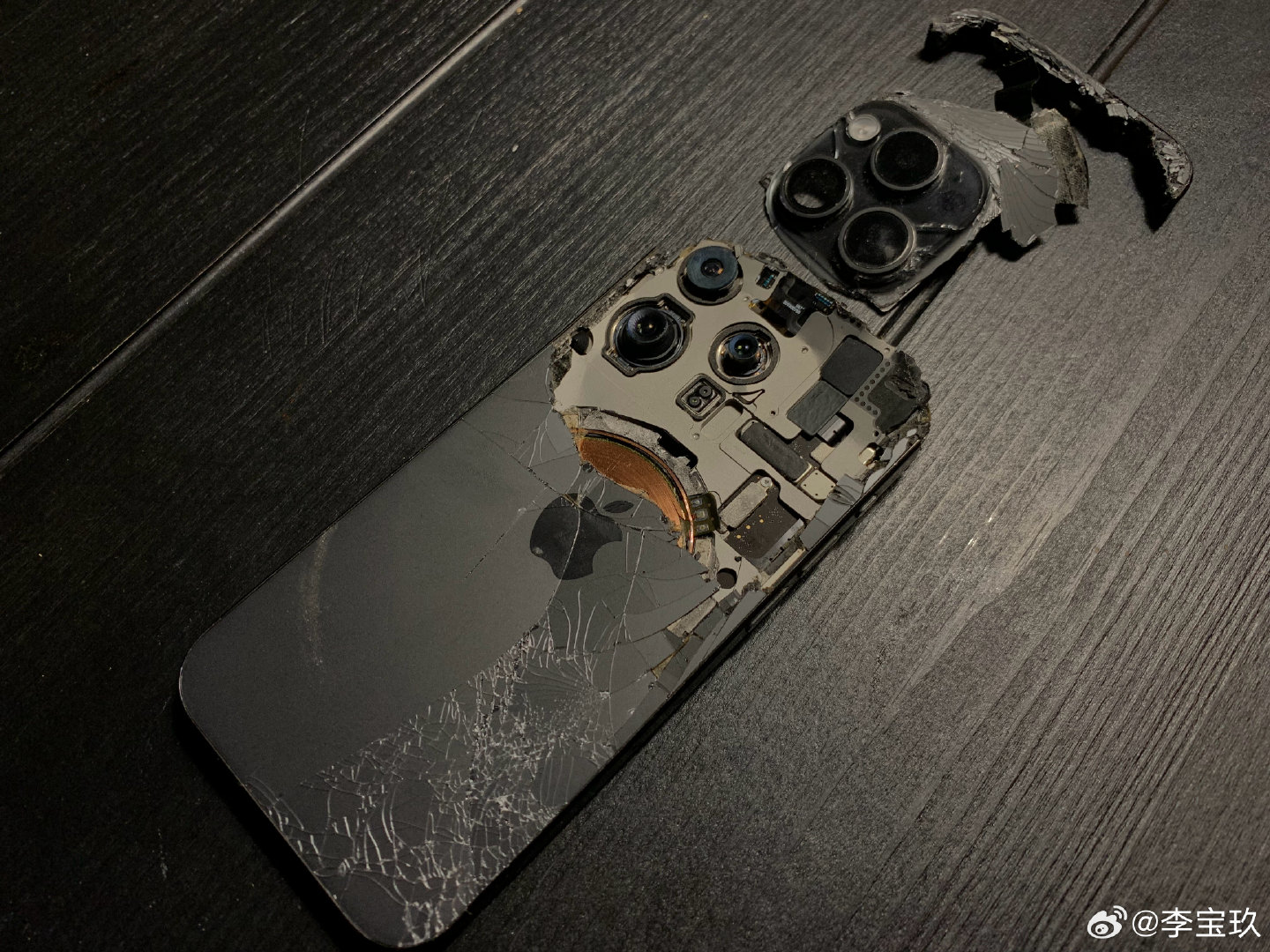 有没有懂的朋友，我的iPhone15 pro 1tb这样儿了还能修好吗？修不好的话里面的照片还能导出来吗，如果不能导出的话、我很伤心的话有人能送我一台新手机吗？  ​