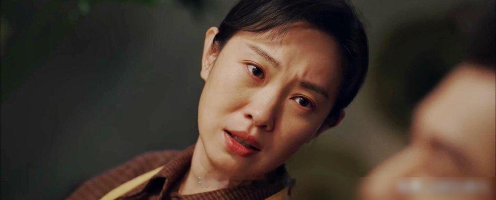 你见过保姆和老公联手吃绝户吗？一吃就是五年。
《美人余》里，余梦那个“模范丈夫”狄立人，跟家里保姆蕙姐才是真两口子。一个在明处装体贴，一个在暗处当眼线。骗信任，转财产，连怀孕都得看蕙姐眼色。
最瘆人的是，这五年里，余梦把他们当最亲的人。钱给着，权放着，连自己子宫都被算计得明明白白。直到结婚五周年