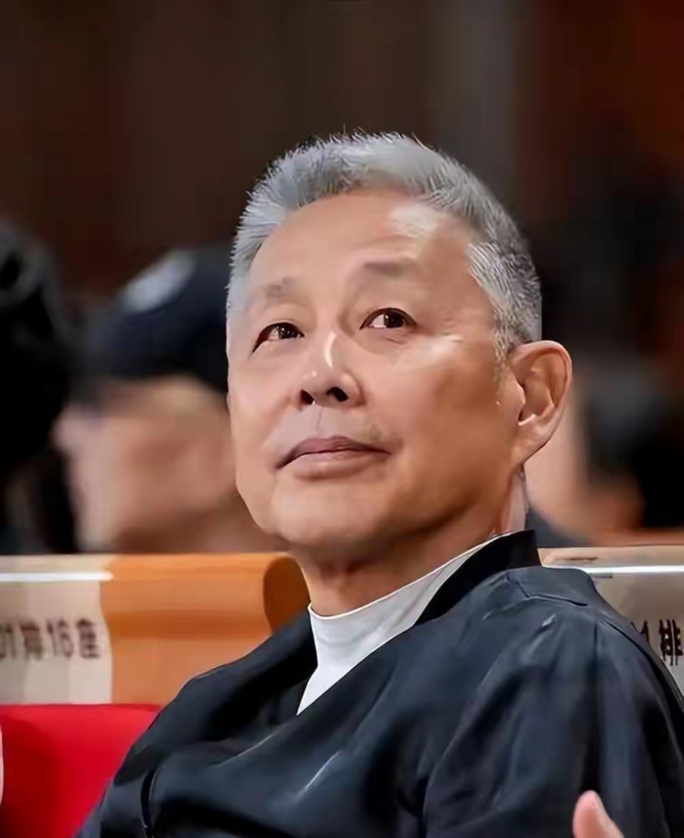 陈道明69岁不烟不酒不应酬，只琢磨演戏，身板比同龄人硬朗太多 ​
