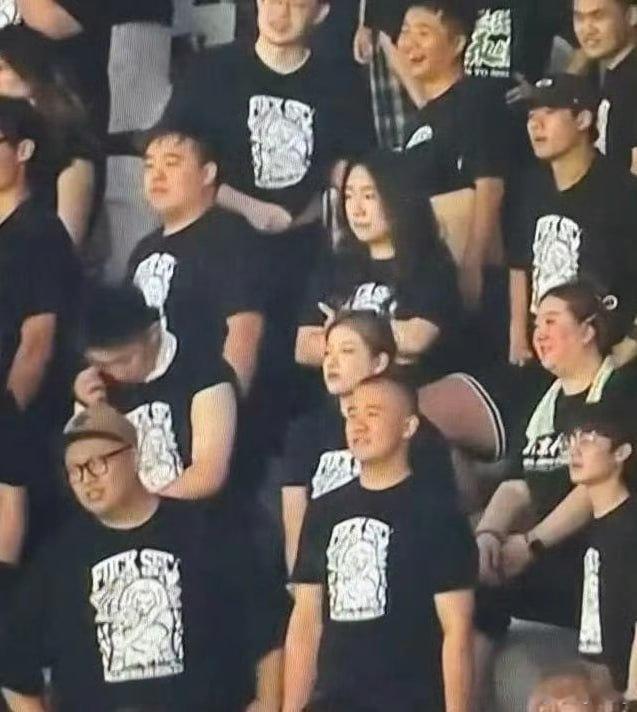 国安就因为这些人的衣服罚了五万，今年这么不容易，马总这么困难情况下能给国安保持战斗力已经很厉害了，五万也不该是这么浪费的！真该让这些人自己承担！ ​​​

#中超##北京国安被罚# ​
