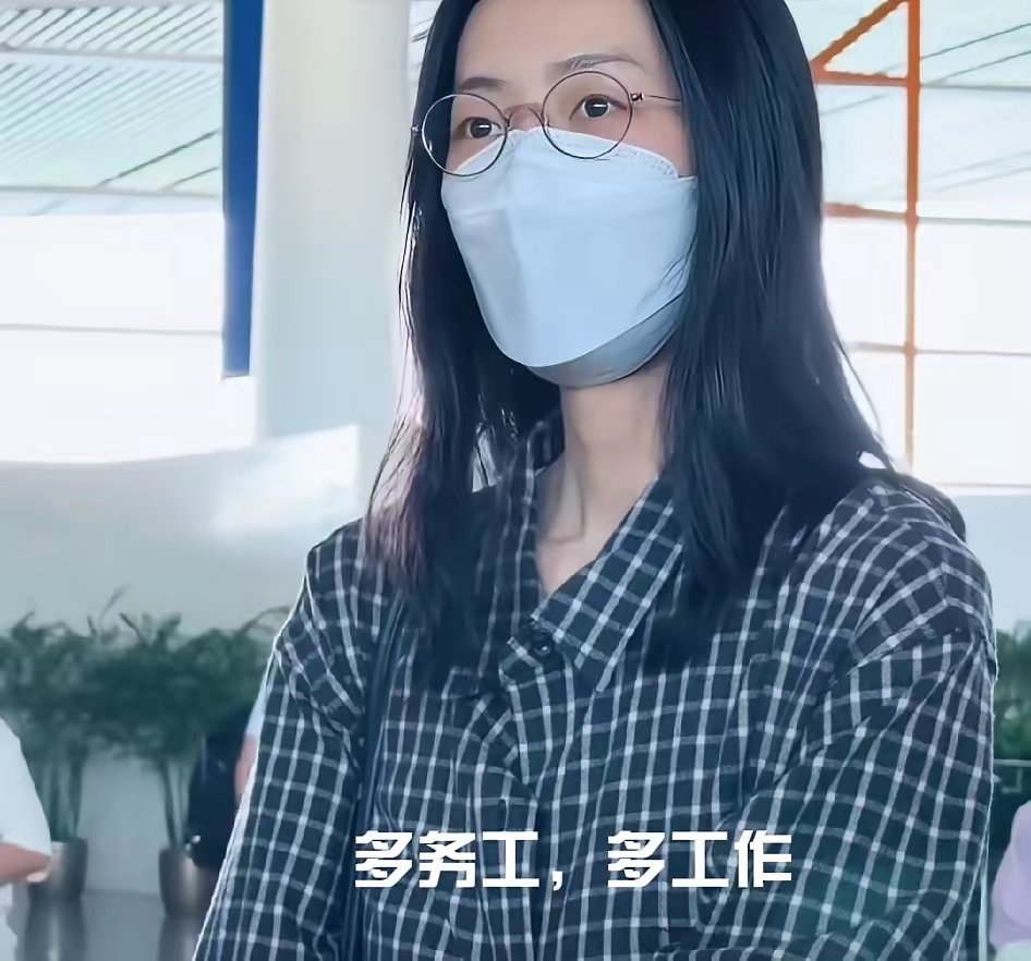 刘雯粉丝这波也是无奈了，在机场她特意叮嘱刘雯，“回去以后，少上网，多务工，多工作。”
​我想说，刘雯虽然长得很高，看起来高冷，但是内心是一个很柔软很感性的人啊，人家只是谈个恋爱。
​看得我都有点心疼刘雯了，
多好的女孩子，无辜被骂，放过她吧。 ​