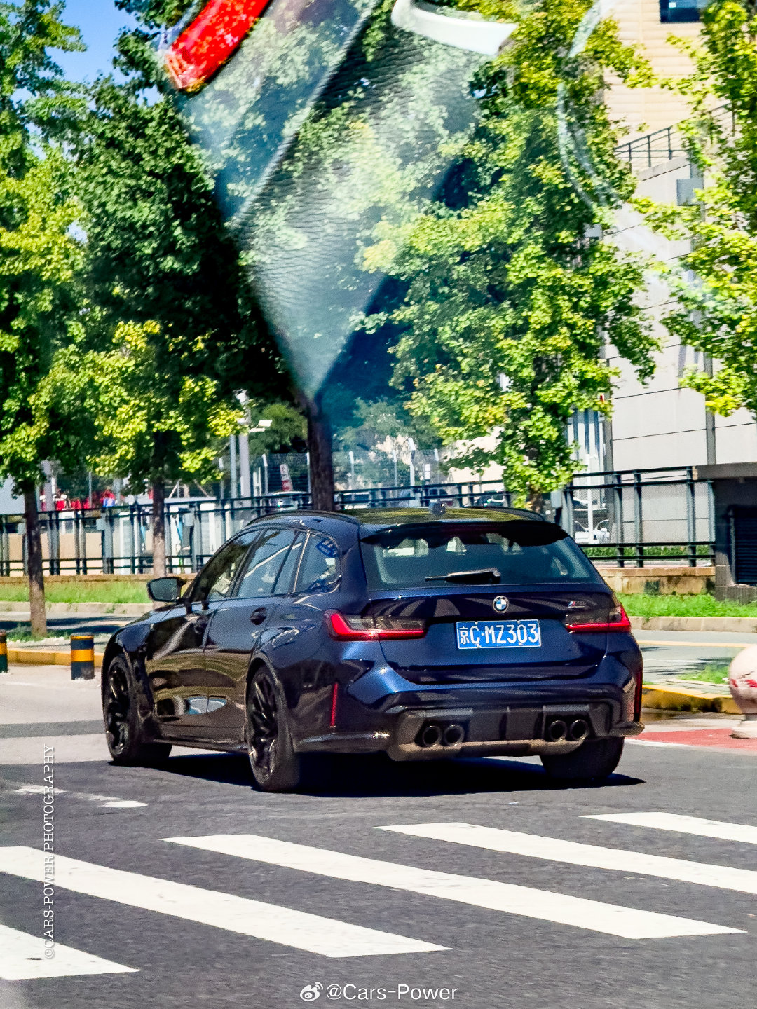 路遇📷📷📷
超低调高性能奶爸车
🧿丹泉石蓝涂装🧿
宝马M3雷霆旅行版[色][色][色]
这低趴姿态可太帅了有没有？ ​