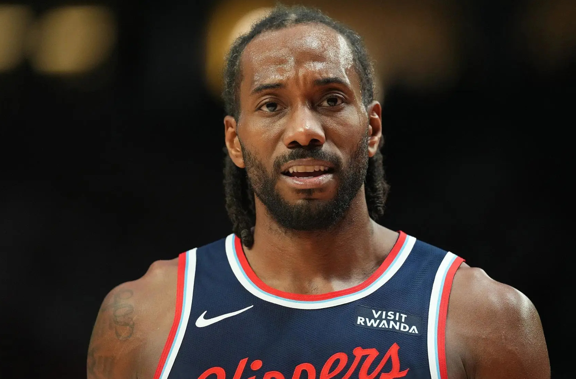 Skip：鲍尔默损失5个首轮签，伦纳德为何只被罚70万美元

据ESPN Shams报道，NBA已经就洛杉矶快船队涉及科怀-伦纳德的规避工资帽调查作出裁决。经过长达一年的调查，联盟决定没收快船5个未来首轮签，并对老板史蒂夫-鲍尔默处以3000万美元罚款，同时对鲍尔默、篮球运营总裁劳伦斯-弗兰克以及球队总裁吉莉 ​