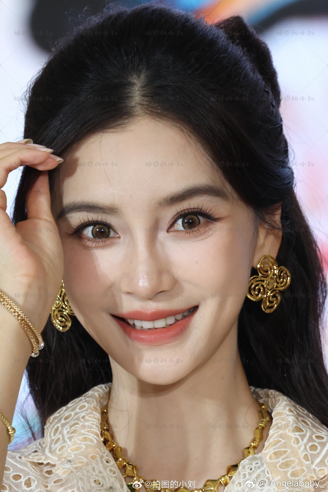 #angelababy[超话]#[兔子]#angelababy眼泛泪花笑着看向粉丝# [兔子]#angelababy# 

不想要冰冷的文字只想要你温暖的拥抱★(=^𖥦^=)

​