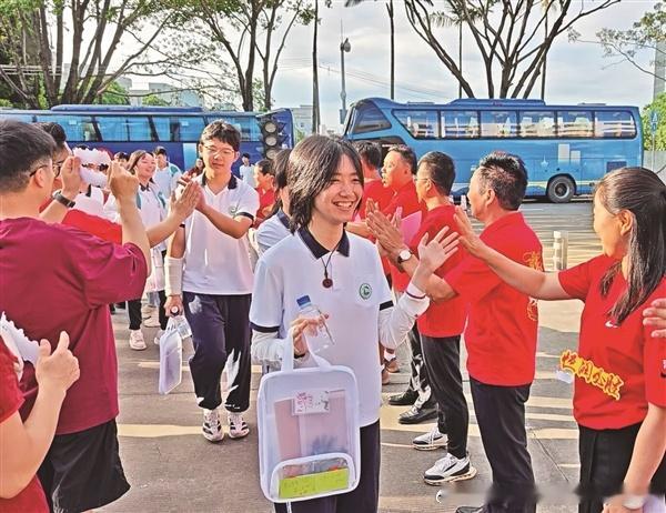 【以笔为剑 不负韶华，番禺两万余名考生从容迎战中考】  三年磨剑，今朝...