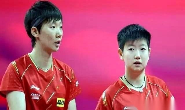 扫一眼当今世界乒坛女单前十名的名单，里面的阶层分化，比悬疑剧还要残酷。
先说把天花板直接焊死的两个人：孙颖莎、王曼昱。
这两个名字，不在普通的排名表里，她们是硬生生在塔尖上给自己盖了个“单间”。发球、接发球、正手爆冲、反手相持……你把乒乓球的词典翻烂，也找不出她俩到底哪一环薄弱。球台对面站着她俩，对
