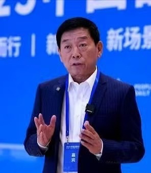 外国不是造不出电车，而是不想造？

长城汽车魏建军一句话点破现实，国外车企并非没有电动车技术，只是转型顾虑重重。

百年燃油车体系，牵扯工厂、供应链大量利益，彻底转型等于推翻原有饭碗。电车业务持续亏损，海外充电基建又跟不上，风险太高。

反观我们，燃油车时代基础薄弱，没有历史包袱，全力押注新能源，实