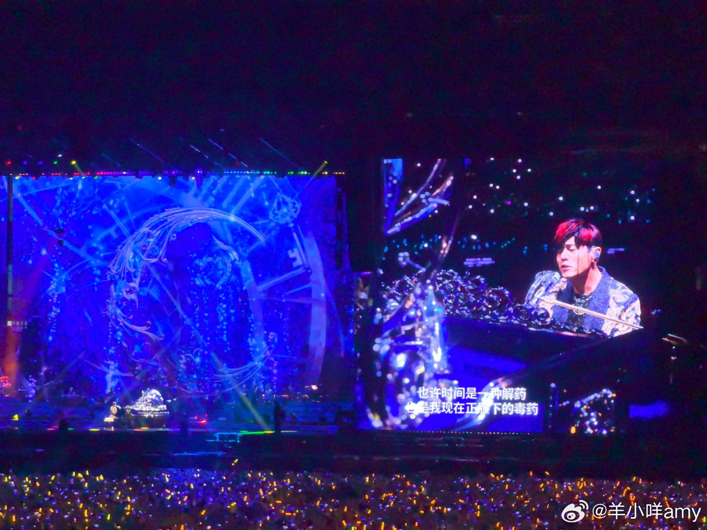 #周杰伦演唱会遇暴雨##周杰伦[超话]#
雨下整夜，
我的爱溢出就像雨水[心][心] ​