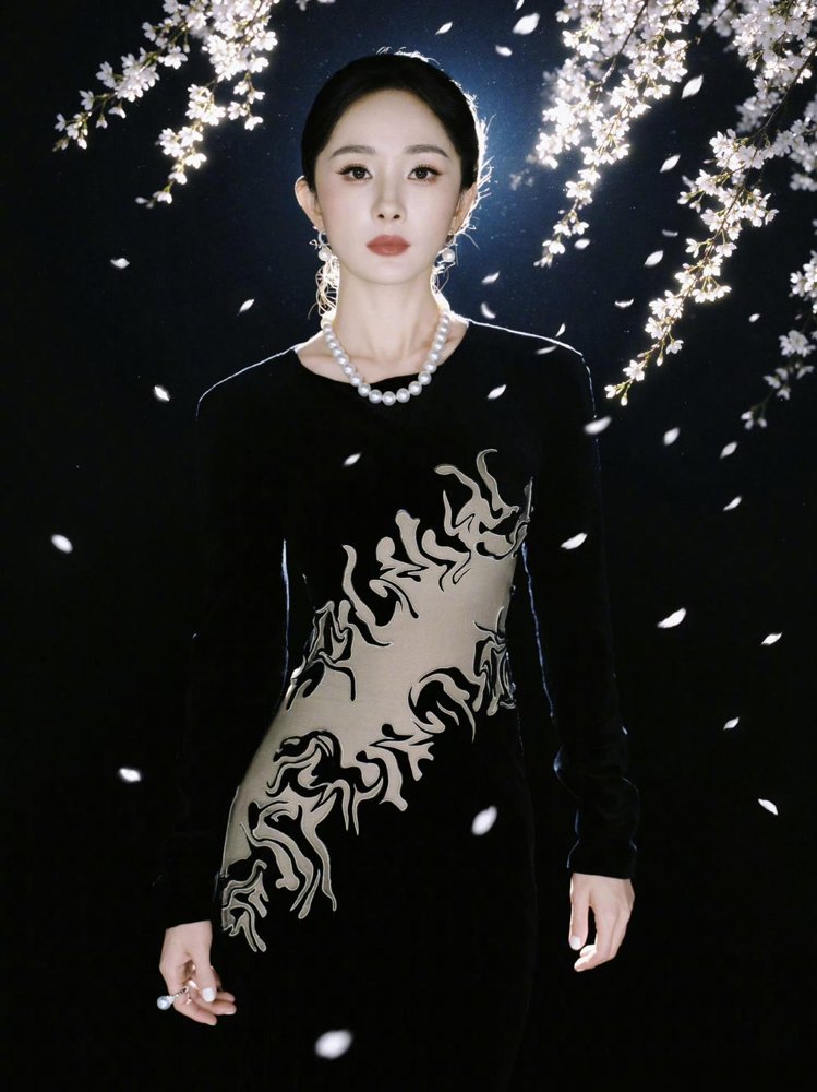 红毯上三个顶流全穿黑裙子，结果被一个没听说过的女演员用一把扇子截了胡。
杨幂、白鹿、赵露思，全是高定，全是黑色，跟商量好了似的。白鹿第六次高定合作，赵露思手里还攥着广西非遗绣球，杨幂压轴，主编卫甜亲自下场迎。
结果热搜上最出圈的是李思潼。中式盘发，一把苏绣团扇，往那儿一站。没有高定，没有大牌珠宝