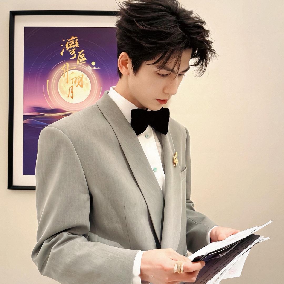 #谁来给张凌赫关晓彤递本子#湾区升明月晚会捕捉到张凌赫、关晓彤同框瞬 间。俊朗少年和温婉美人同框氛围感爆棚，画面赏心悦目。很多观众十分期待，希望有合适剧本，促成两人的首次荧幕合作。[吃瓜] ​