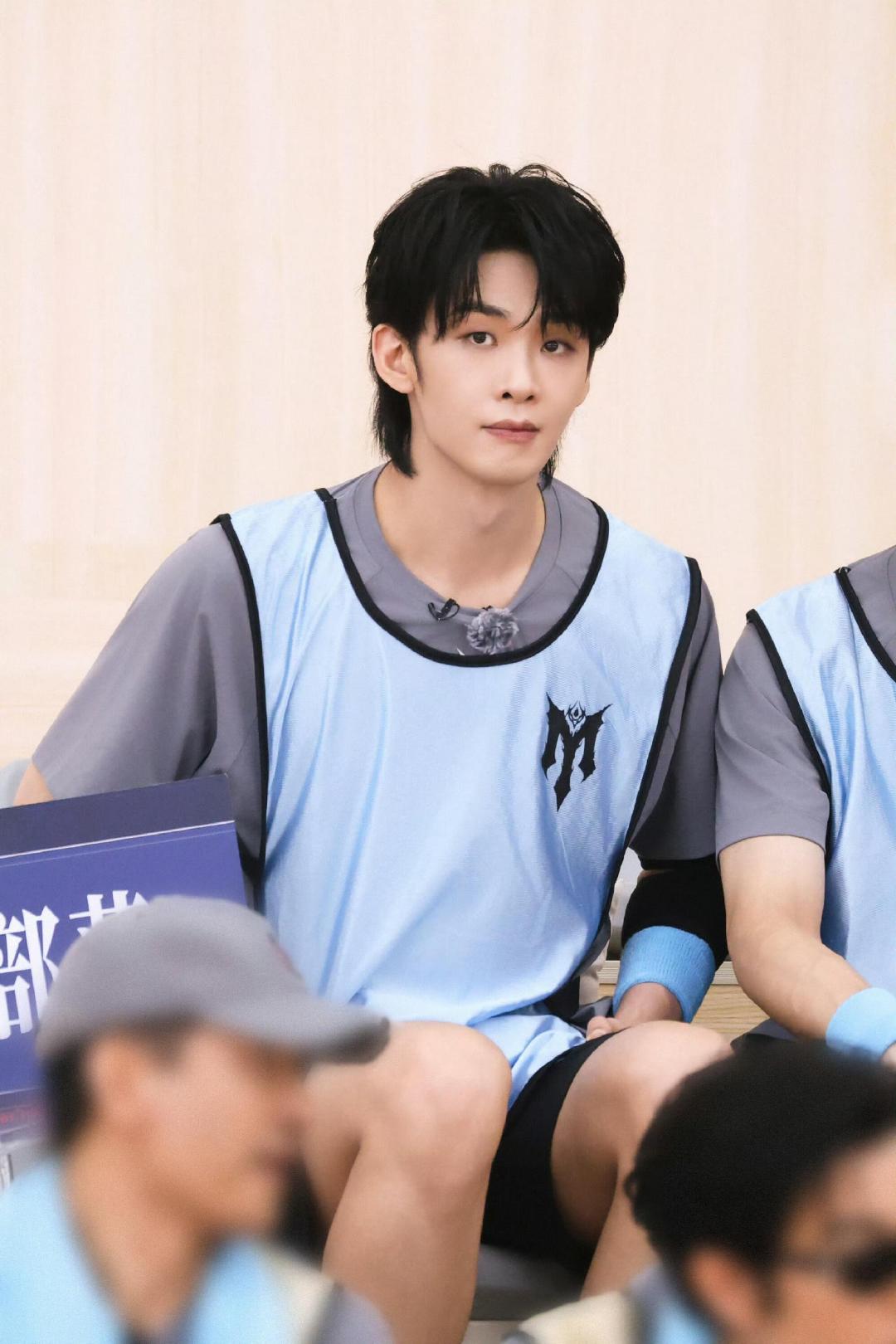 #王赫野教曾辉温柔夹子音#披哥传奇定律又更新，教过曾辉唱歌的哥哥全员“倒下”，艾热教学后病倒、邵子恒练歌期间过敏起荨麻疹、王以太教学一小时躺平两小时，听着离谱又搞笑又暖心#披荆斩棘# ​