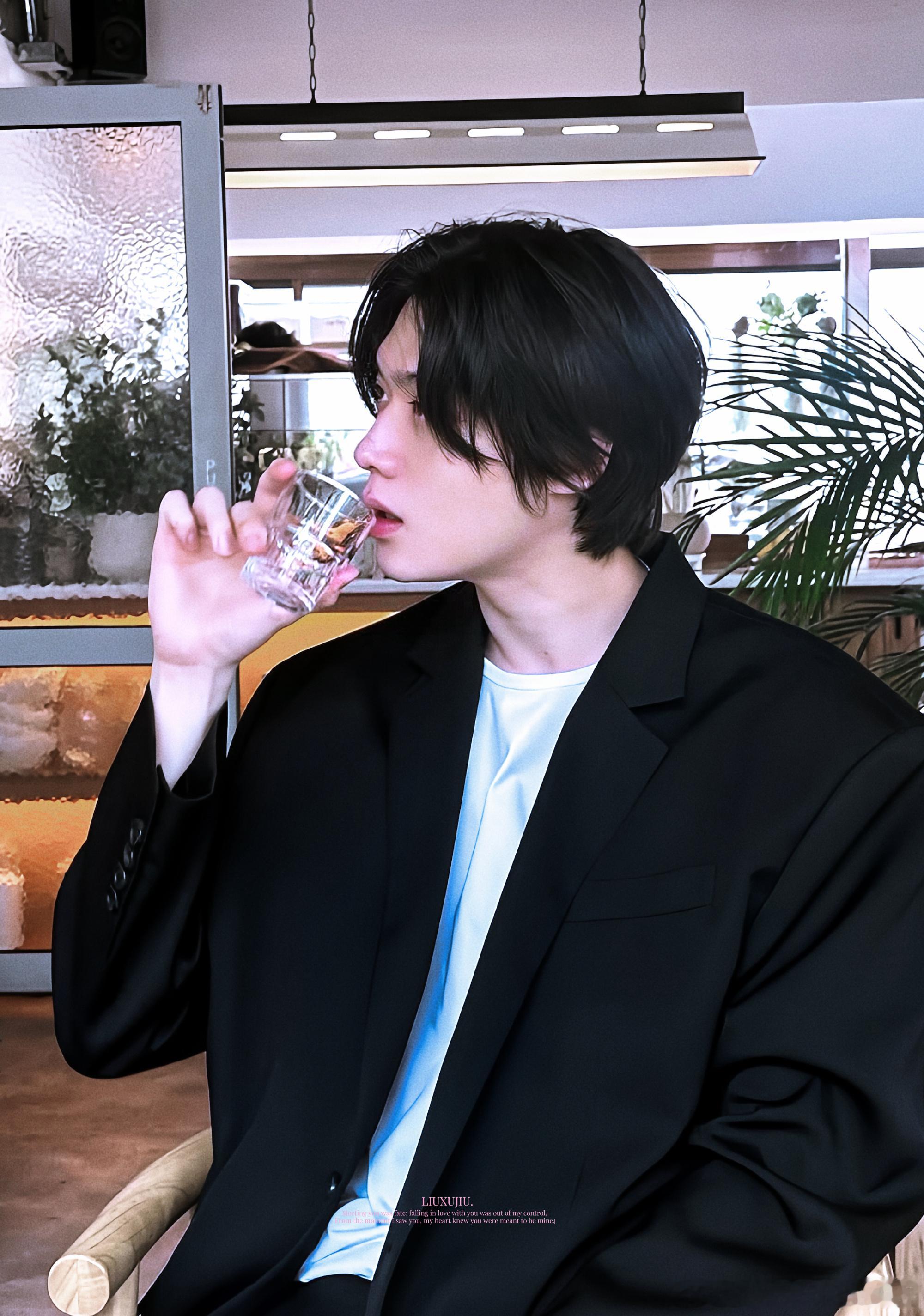 #金允植[超话]# 超级喜欢他的私服 韩国欧巴…… ​
