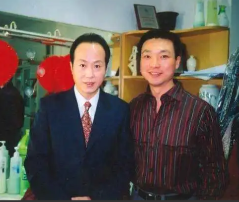 著名主持人罗京，去世多年后，母亲患上老年痴呆，没曾想，妻子带着儿子改嫁了一位富商