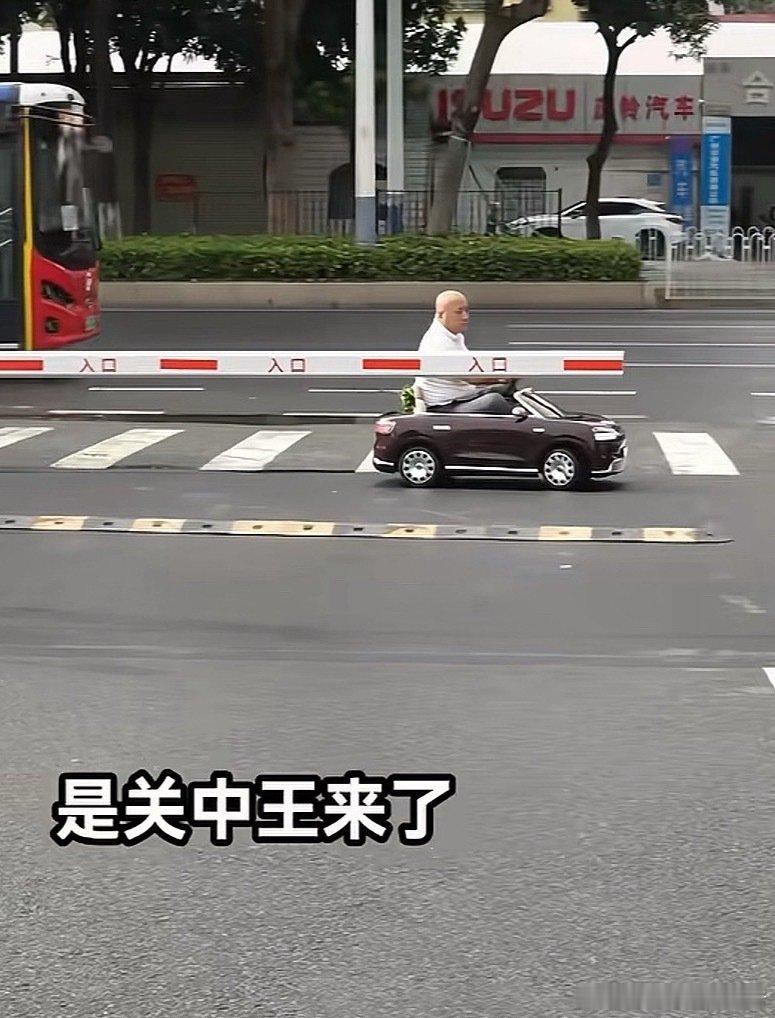 问界M0.9，听说这大哥定了10辆。 ​