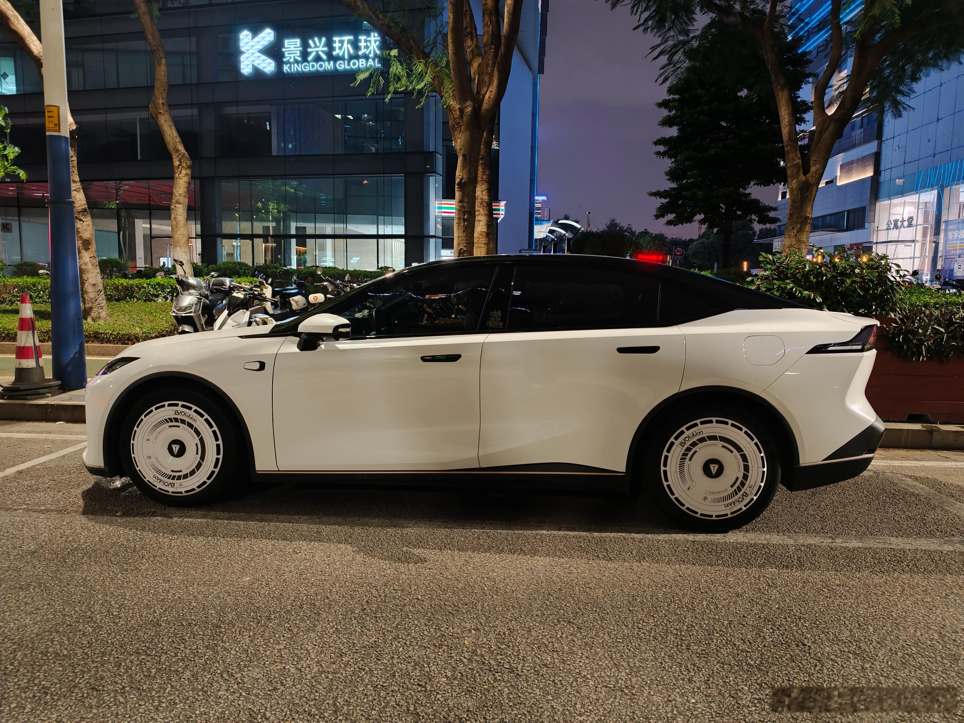 我在2023年3月10号下定，短短15天就完成提车，这效率我必须给深蓝点个赞。
当时第一眼就看中了SL03的设计和配置，价格也在我的预算内，从下定到提车整个流程都顺得离谱，从匹配车辆到发运整备，一天都没多等，拿到车的时候我都没想到这么快。
开了三年多，不管是日常通勤还是周末自驾，它都陪我跑了一 ​