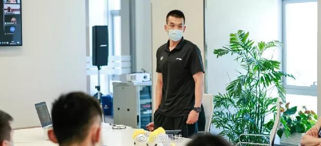 【官宣：解立彬担任北京男篮代理主教练，将率队征战复赛】  北京男篮官宣...