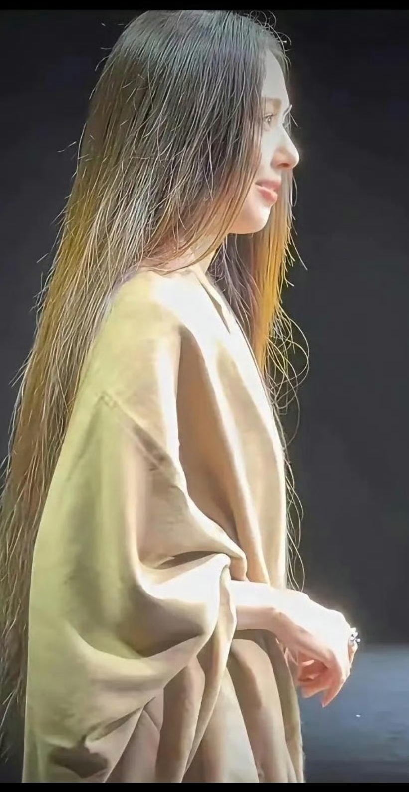 郭碧婷
这状态也太出彩了吧，
一头长发垂落，
在暖光衬得格外柔婉。
她身着一件宽松的米色系衣衫，
整个人透着随性松弛的自在感，
鼻梁与下颌线的线条生得格外精致，
真不愧是众人交口称赞的古典美人，
这份清冷却又软和的气质，
活脱脱像从画里走出来的仙女，