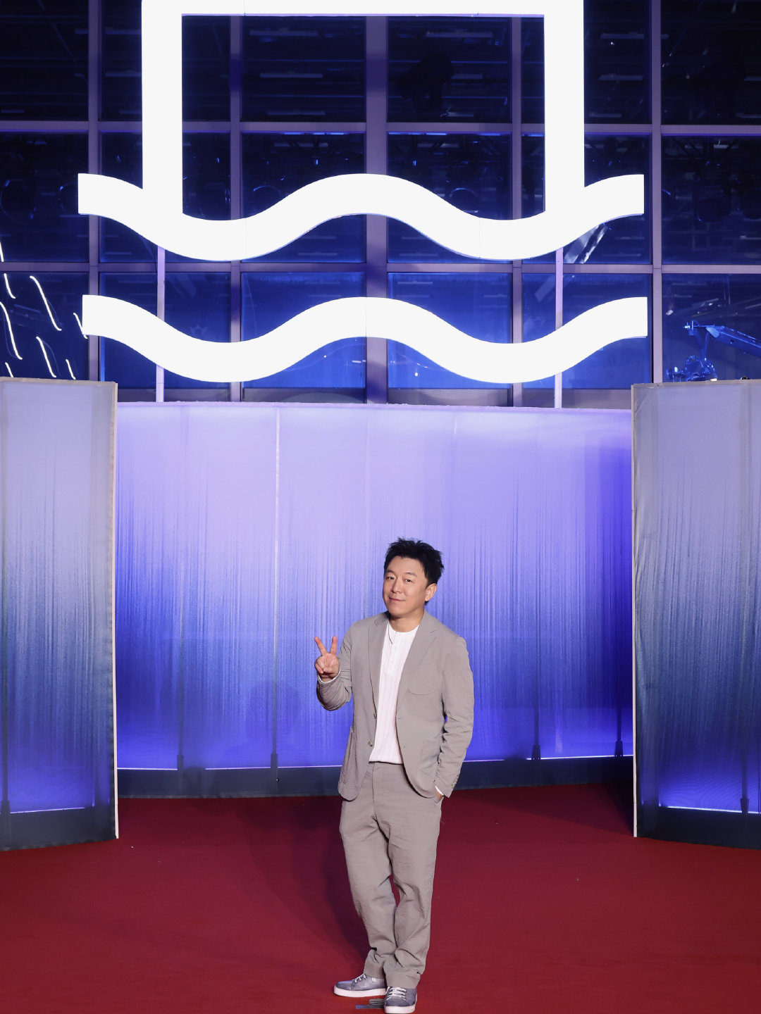 #黄渤[超话]# 光影奔涌，想象起航。亮相#2026海浪电影周# 红毯仪式及荣誉典礼，并颁发“‘从文学到电影’单元评委会特别提及作品”奖项，在浪潮声中，沉浸一场电影盛宴。 ​