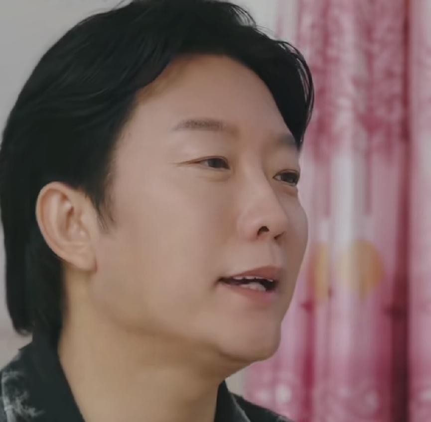 李玉刚回忆说，当年自己还在穿女装四处跑场子演出的时期，一个刚认识不久的人，直接翻开他的箱子偷走了三四万块钱，类似的糟心事发生过很多次。那时候一到年底，跟着到处跑龙套的伙伴们赚不到钱，有人拿点随身物件押在他那借个三千块，拍着胸脯说过完年必还，结果开春人就彻底蒸发了。

这种事搁普通人身上，估计当场就得