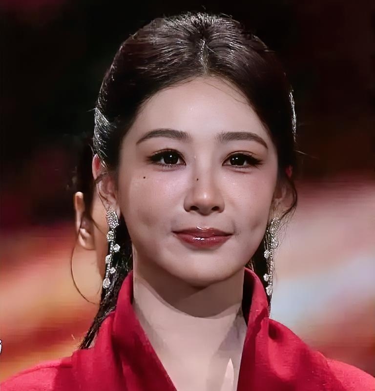 很多明星只要一面对到官方镜头的时候，就很容易把状态给拉满吗？杨紫参加金鸡百花电影节的相关画面中所穿的衣服以及面部表情都受到了观众的关注，并且还引起了大家热烈的讨论。无滤镜、无磨皮等修饰手段，在笑容时会自然地展开自己的脸庞，使整个脸部看上去更加的真实一些，很多人认为这样一种大度而明快的样子比较容易被人