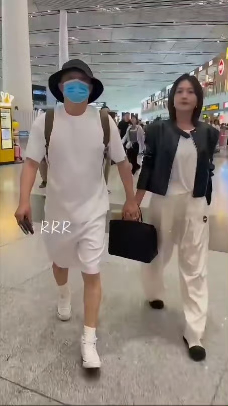 怪不得包文婧无时无刻都在宣誓主权生了两个孩子，人生跟一个男人绑定20余年，付出投入成本极高。孩子还小，自己事业也平淡无奇。如果再不绑定导演丈夫，不稳固好家庭，还有什么更好的选择题吗？明星夫妻都是利益共同体。安全感这个事情，是自身情绪表达。总之，丈夫看到妻子不容易，已经属于好男人范畴。妻子无论丈夫