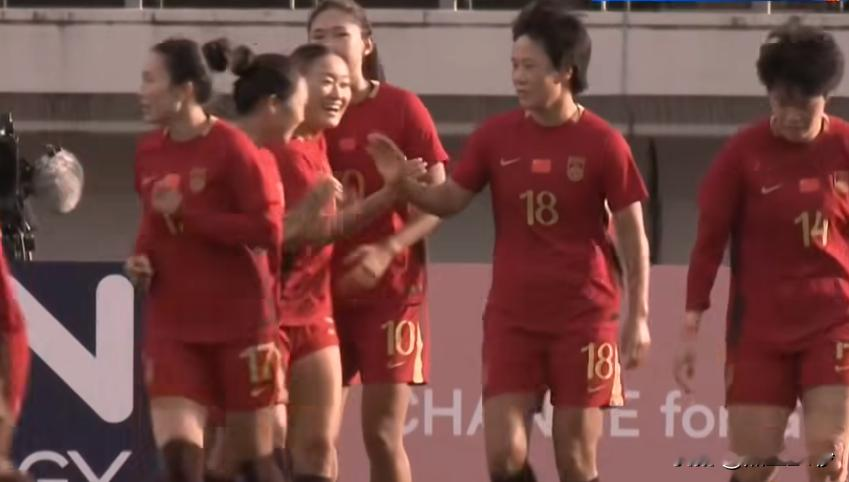 太爽了！中国女足5比1大胜菲律宾，王妍雯一人狂进3球！

中国女足又赢球啦！这回是5比1大胜菲律宾，看得我热血沸腾！

王妍雯今天开挂了！

要说今天最亮的星，那必须是王妍雯！这姑娘今天简直神了，一个人进了3个球！

第20分钟，头球破门，1比0！
第40分钟，兜射入网，2比0！
第54分钟，又是头
