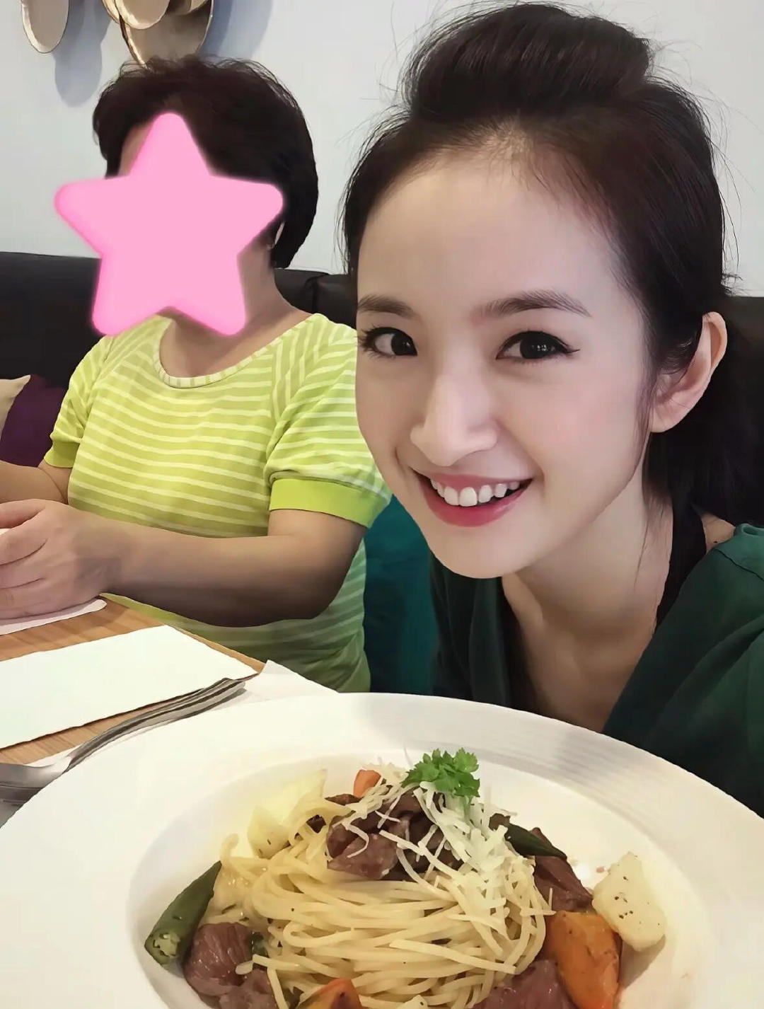 #林依晨全家的早餐是婆婆做的# 婆婆早起做早餐，林依晨一定也会用同样的爱回报这个家。好的关系，从来都是双向的。#林依晨全家的早餐是婆婆做的# ​