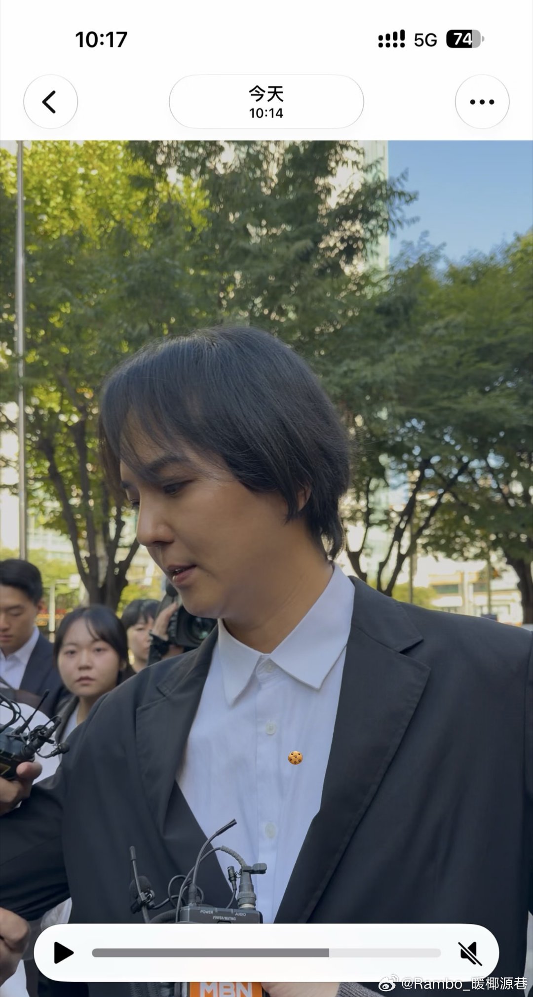 #宋旻浩获刑1年缓刑2年#

曾经极具创作天赋的音乐人，如今因逃避兵役站上法庭。担任社会服务人员期间累计102天无故缺勤，这份失职无法用心理疾病简单开脱。
法院最终判处1年有期徒刑、缓刑2年，看似暂时不用入狱，但缓刑并非无罪。两年观察期内一旦触碰红线，就要履行实刑。
公众艺人更该以身作则扛起 ​