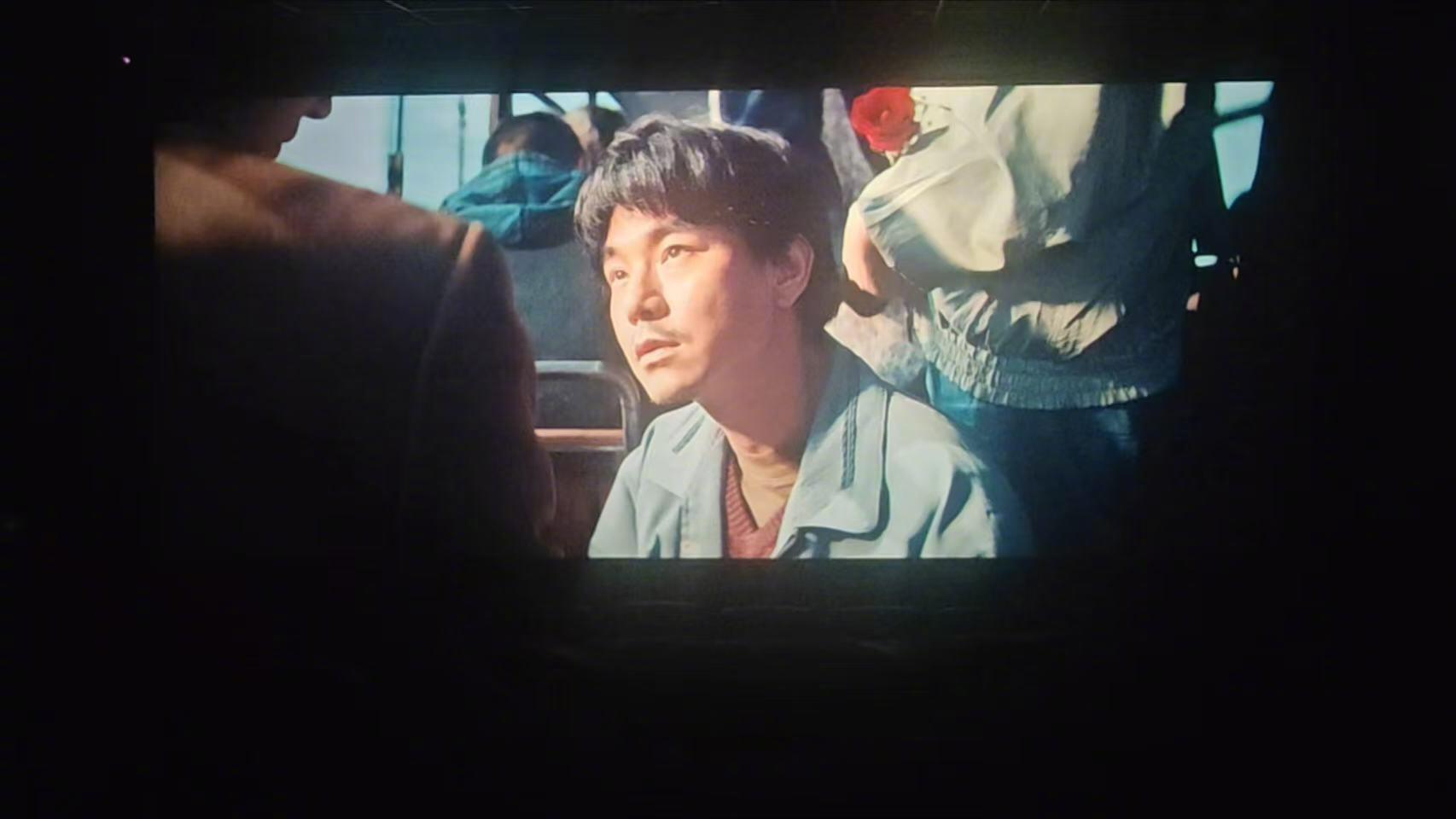 #陈思诚敢拍我都没敢想##陈思诚没说你还拍了这个啊# 公交车爆炸案看到一半我直接愣住，那两个男人之间的气氛也太微妙了吧。说是搭档又不止搭档，说是兄弟又多了点别的。陈思诚没明说，但镜头全在暗示。拍得隐晦又带感，我服了。#电影神探之痕迹# ​