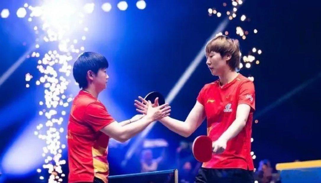 #孙颖莎王曼昱 女单争冠#
莎莎和曼昱会师女单决赛，不管最后谁夺冠，金牌都是咱们中国的！既是队友又是对手，两位姑娘都拼尽全力，期待后面国乒其他项目继续发力！ ​