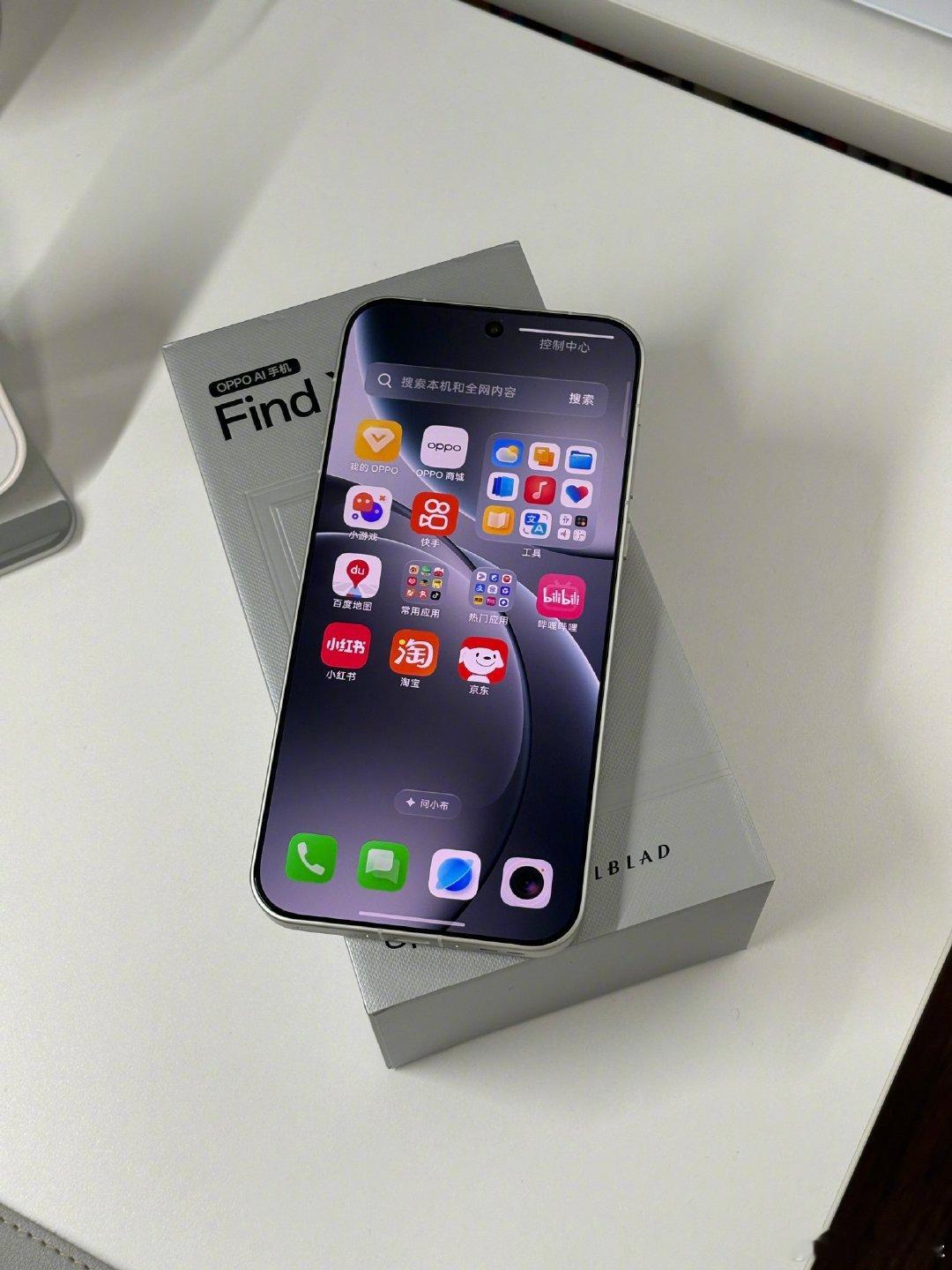 主力机依旧在用iPhone，专门物色一台拍照备用机，最终敲定OPPO Find X9 Pro。一眼沦陷霜白配色，颜值太戳我。看重2亿像素哈苏长焦拍照实力，再加7500mAh超大电池续航拉满，旗舰性能也完全够用，影像、续航、性能几乎挑不出短板，期待后续出门拍大片。 ​