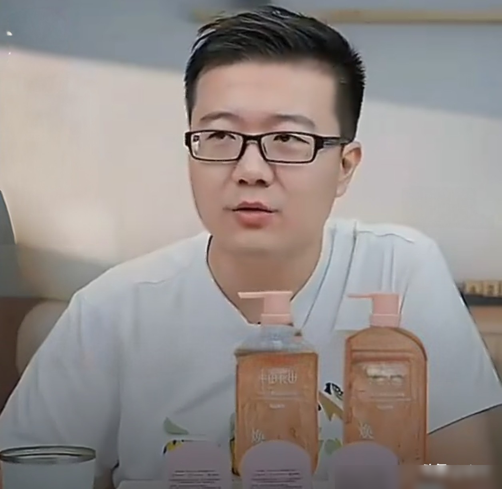 国乒男双突然换搭档，藏着夺冠的核心密码！
之前公布的男双是林诗栋配温瑞博、黄友政配向鹏，没几天就调整了。
教练莱维透露，林诗栋和温瑞博的组合效果不好，但和黄友政搭档曾到过世界第一，还说林诗栋双打能力比向鹏强。
连朝鲜女双都换了组合，这是怕单打拖后腿，精准选搭档就是为了拼成绩。
顶尖竞技的布局