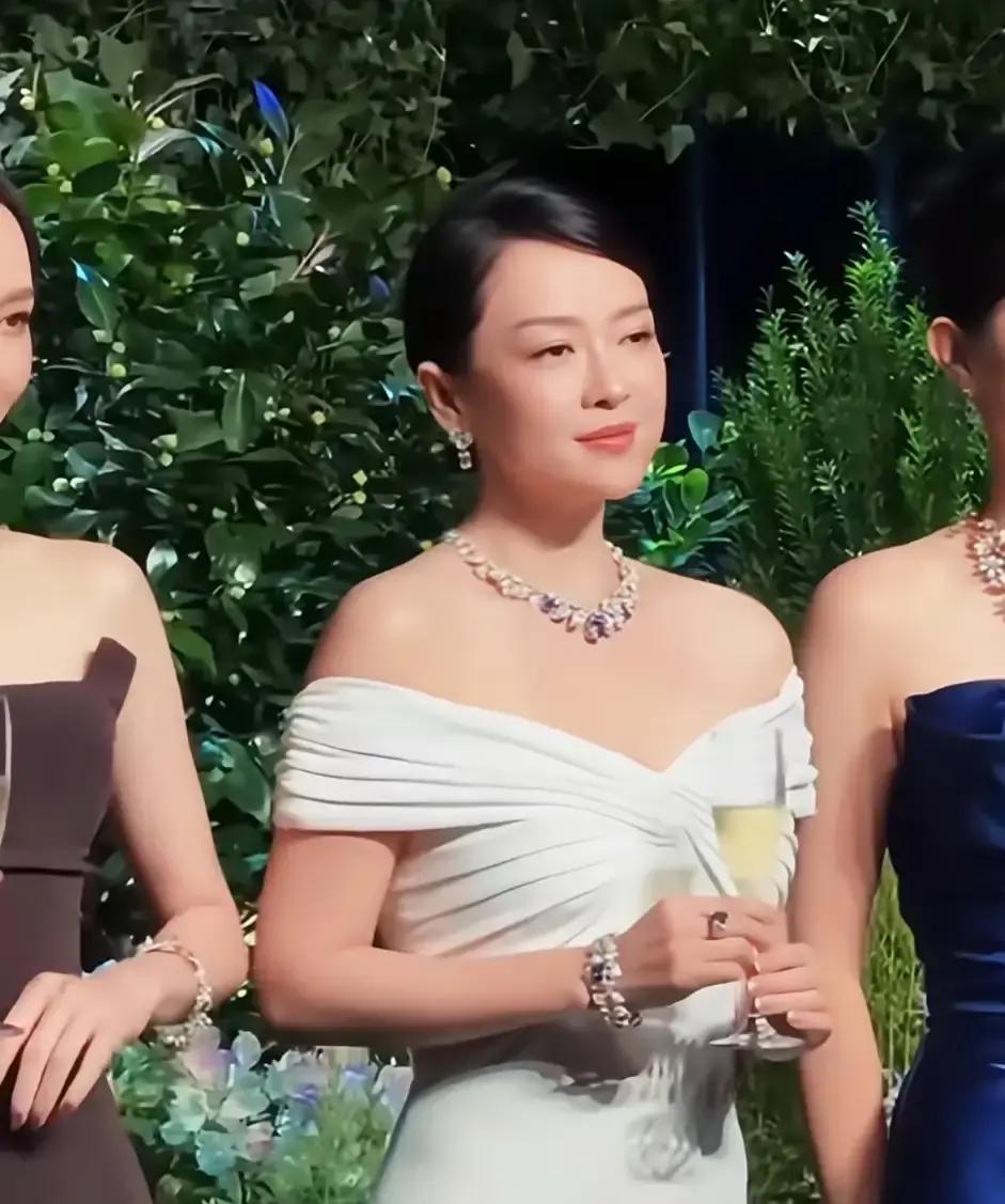 Tiffany晚宴上的章子怡一露面，不少网友第一反应居然是揉眼睛：这脸颊圆润、透着富态的中年女人，真是当年那个下颌线能削人的国际章？
说真的，第一眼看过去，确实少了几分以往那种刀刻般的清冷感。
评论区不少人嘀咕，难道47岁的神颜也逃不过岁月，终于开始向发腮妥协了？
其实还真冤枉她了。
现在的