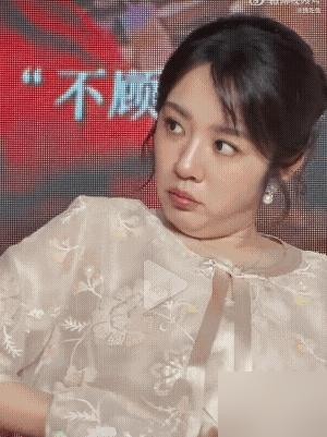 凌晨的直播间，一个女演员把自己炸了。
韩沛颖，嫌戏被删，嫌团队不管。开播哭诉。弹幕一起哄，她张嘴就是一句：刘浩存14岁就跟某某某导了。
说完立刻改口。14岁是我。我不知道任何人的瓜。
录屏已经传开了。
第二天上午，她发长文道歉。只提刘浩存。没提王晓晨。下午两点，刘浩存工作室的律师声明就到了。