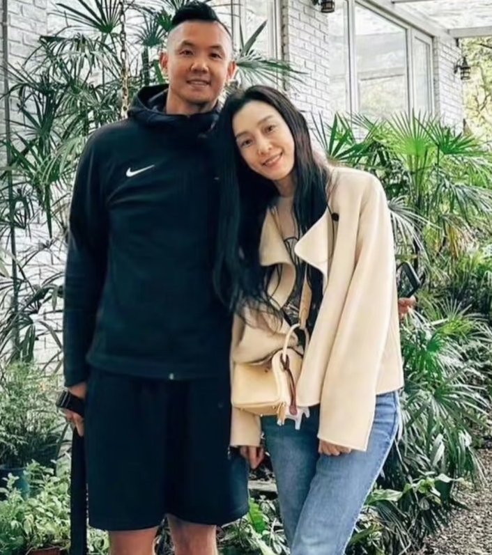 果然姜还是老的辣呀！
我妈刷到范玮琪照顾陈建州的新闻
她说出的第一句话就是：找老婆，就得找范玮琪这样护短的！

她说，这哪是单纯的护短，分明是刻进骨子里的真感情。

据多家媒体报道，陈建州突发急性心梗那天，范玮琪接到消息，整个人眼前发黑，当场就吓哭了。

那不是演给别人看的戏，是实实在在怕失去的本能