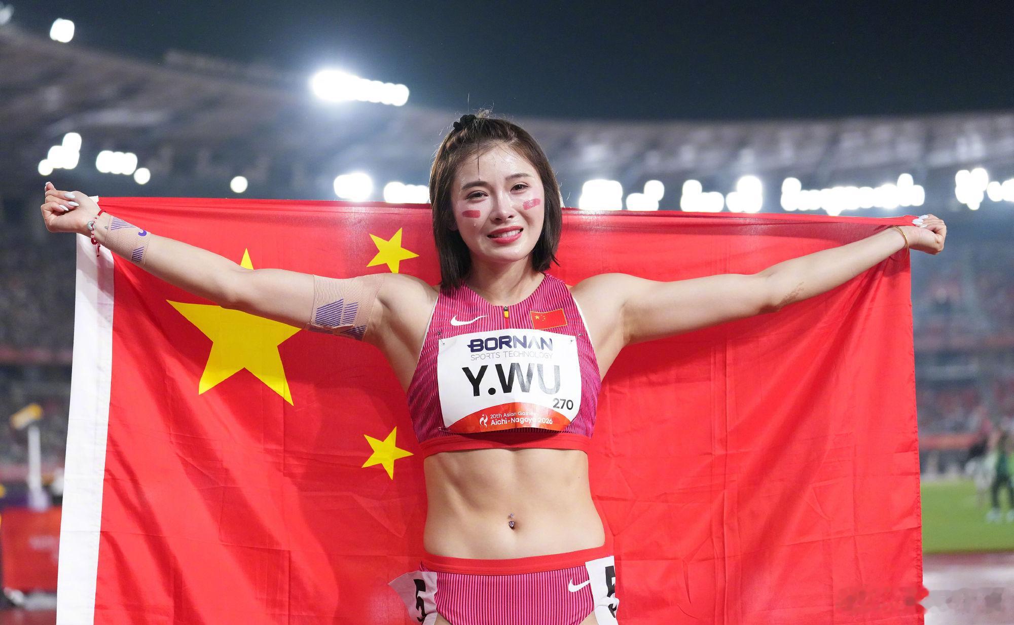 #吴艳妮铜牌#名古屋亚运会女子100米栏决赛落下帷幕，吴艳妮跑出13秒12收获铜牌。这一块奖牌，背后是1090多天漫长的等待与自我煎熬。
 
决赛开局并不顺利，0.192秒的起跑反应位列全部选手末尾，跨过第一个栏的时候已经处于落后位置。但吴艳妮没有被开局的被动困住，依靠稳定流畅的栏间技术，途中跑连续 ​