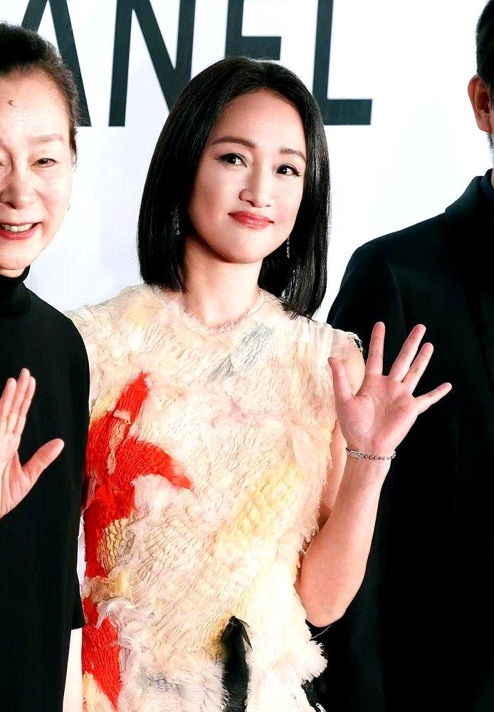 穿了香奈儿全球首穿高定走红毯，全场镜头却怼着她没染的白发拍。51岁的周迅亮相釜山，真没把脸当回事。

细框墨镜配短发，白发丝毫不遮掩。她手里捏着釜山主竞赛唯一华语片《初次尝到寂寞》，搭档奚美娟、周一围。存货更吓人：陈可辛的《明天，会更好》刚在多伦多首映，跟陈坤的《诗眼倦天涯》也排着队。

别的女星还