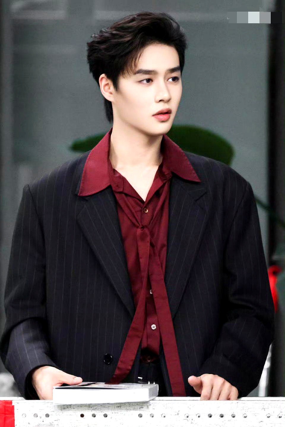 被吐槽颜值不够的短剧演员，转头在电影里搭上了闫妮、叶童和倪虹洁。

柯淳这部明天上线的《活色生香》，演的真不是边缘小配角。从短剧头部杀进电影圈，这跨界幅度不小。

有意思的是宣发，没见什么通稿，全靠同行拿真金白银砸。翟一莹直接包了9场，白妍包了5场，其他合作过的演员也都在发文力挺。在这个圈子，个子太