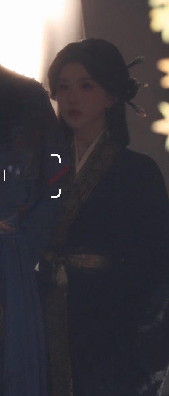 #孔雪儿天行九歌紫女出妆#簪子和服装颜色能搭上一点边呀[馋嘴]真人应该做不了一头浅紫发和露腰紧身衣吧 ​