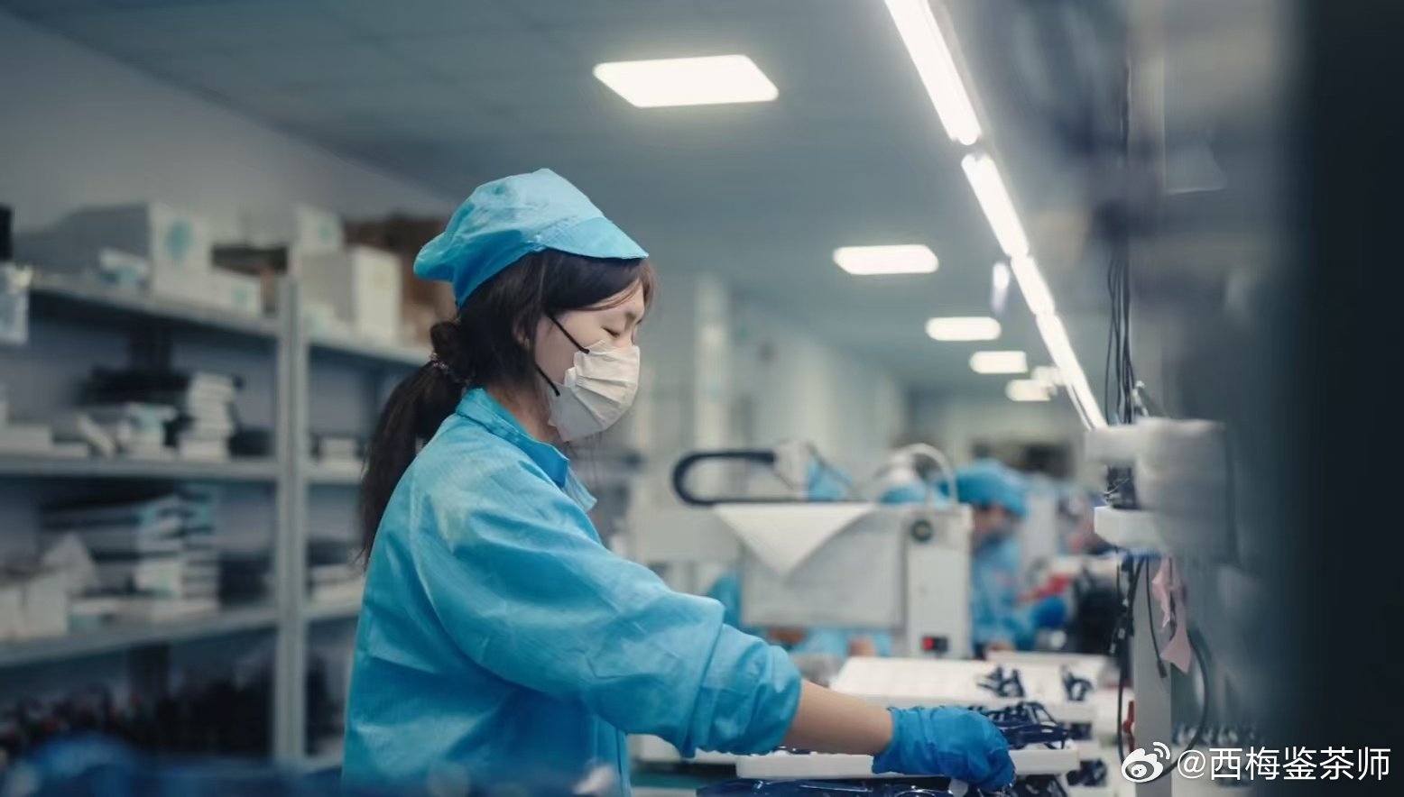 #60美元深圳AI眼镜在美国卖爆#光堆砌AI噱头很难打动海外消费者，把技术落地成实时翻译、随手记录这类日常场景，才能真正勾起大家的购买欲。#00后侄子带80后叔叔勇闯美国# ​