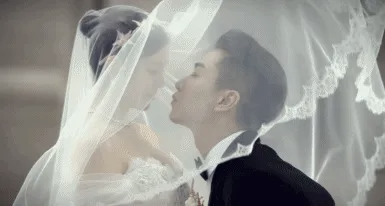 陈晓他默默深耕事业，陈妍希却被骂“恋儿脑”，可是这场舆论双标真的不公平。………………………………………………
娱乐圈最讽刺的舆论反差，大概就是陈晓和陈妍希如今的境遇。 
如今的陈晓，彻底褪去过往的舆论纷扰， 低调挚伏、专注拍戏。不炒作过往恩怨， 不消耗私人生活，默默打磨演技、深耕事业，用一部部作品站