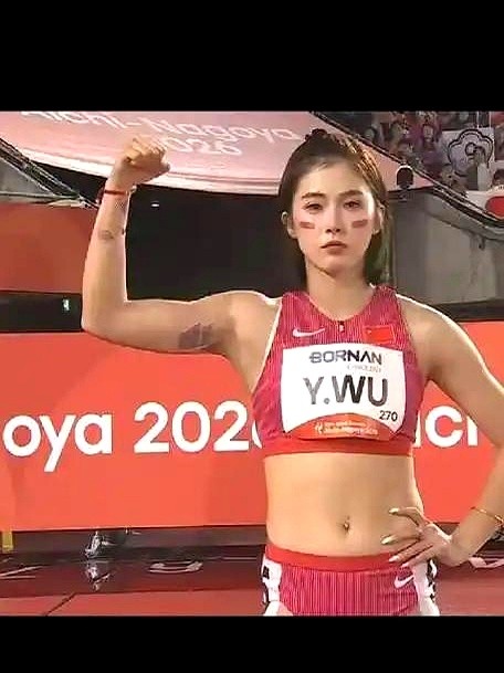 13秒12！吴艳妮咬牙砸线，大屏幕上两名日本选手的成绩停在12秒74和12秒78。

发令枪响，福部真子和中岛瞳像弹簧一样弹射出去。吴艳妮起步慢了半拍，跨栏动作也吃力，她拼命在后程死咬，硬生生抠下一块铜牌。

赛前网上全是等她退赛看笑话的声音。没人提她膝盖里的积液，还有折磨人的腰肌劳损。她没躲，顶着