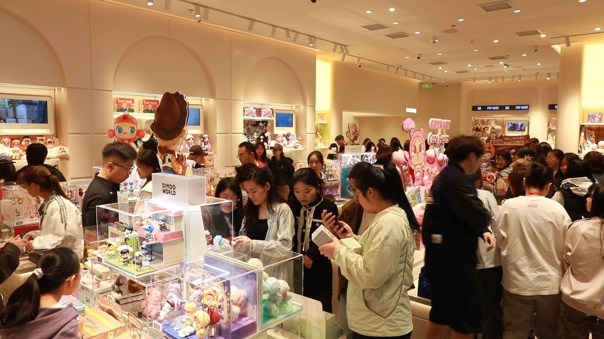 【张店：首店集结焕新 科技与潮玩等你来打卡】国庆假期，多家首店亮相淄博。德泰智汇科技小镇开门迎客，万象汇POP MART形象焕新，智能科技与潮玩IP碰撞出新消费热潮。门店内打卡体验的市民络绎不绝，商圈人气高涨，展现淄博蓬勃的假日消费活力。

科技体验成为本次国庆消费新亮点，德泰智汇科技小镇正 ​