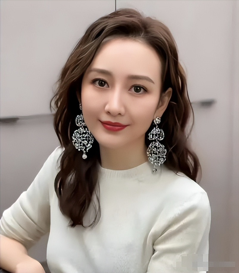 我发现，
比张碧晨更厉害的女人出现了，
她就是王鸥，张碧晨还说了男方是谁，王鸥是直接官宣女儿，压根没提男方的事。

张碧晨当初官宣的时候，是和男方一起发文的，大概意思两个人共同抚养孩子，并没有其他关系了。

没想到王鸥比郭碧晨还厉害，直接官宣自己有一个女儿，不希望女儿受到打扰，压根没提到孩子父亲是谁