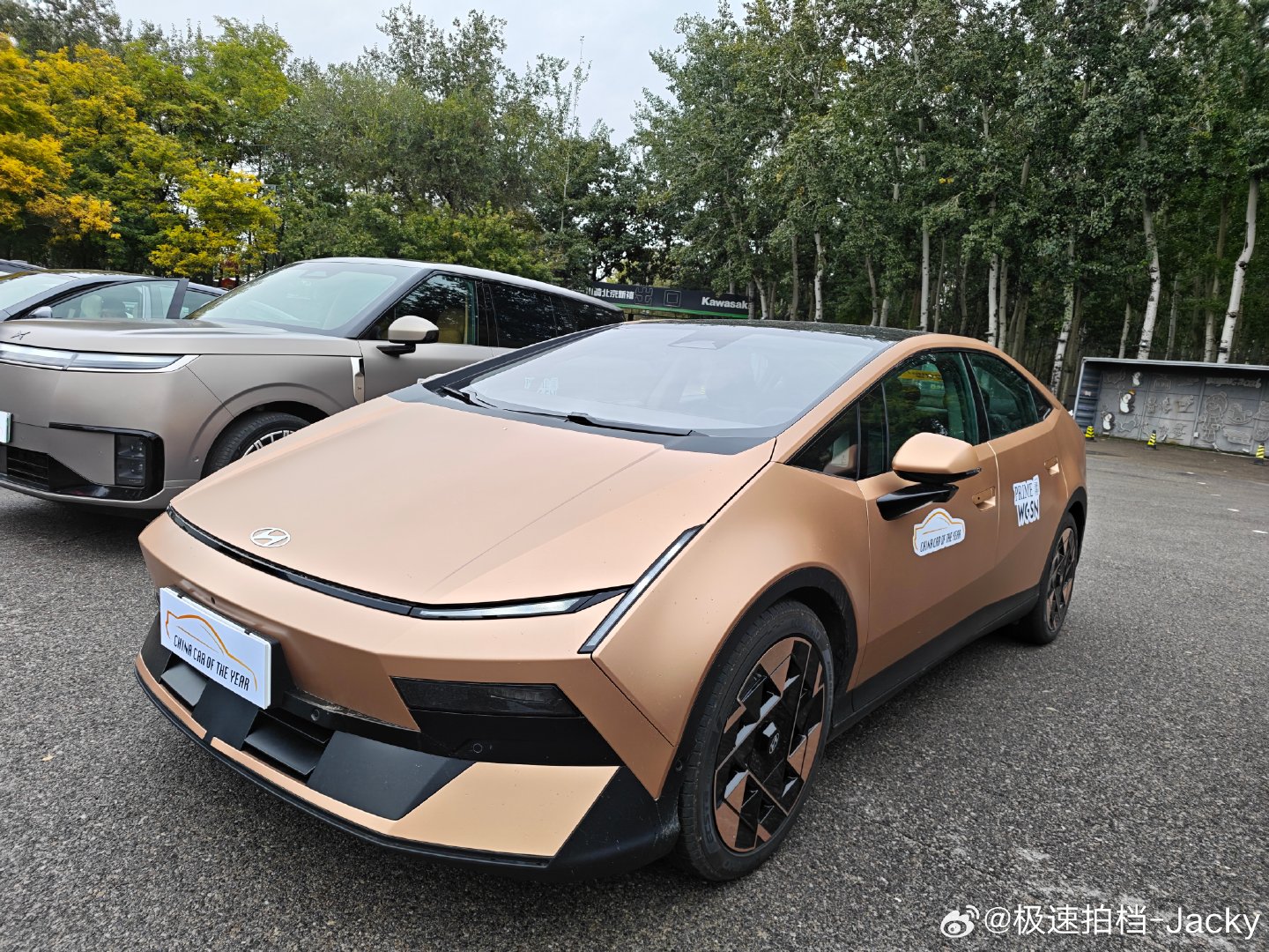 Ioniq V 是真不错，各方面都好

这个车如果能出个N，15万我必买(想peach[doge])

其实，如果把这个后排拆掉，装个高压气体罐，做个尾部喷嘴，理论上是不是也可以一秒破百[酷]

(翻滚是不敢试，怕死[污]) ​