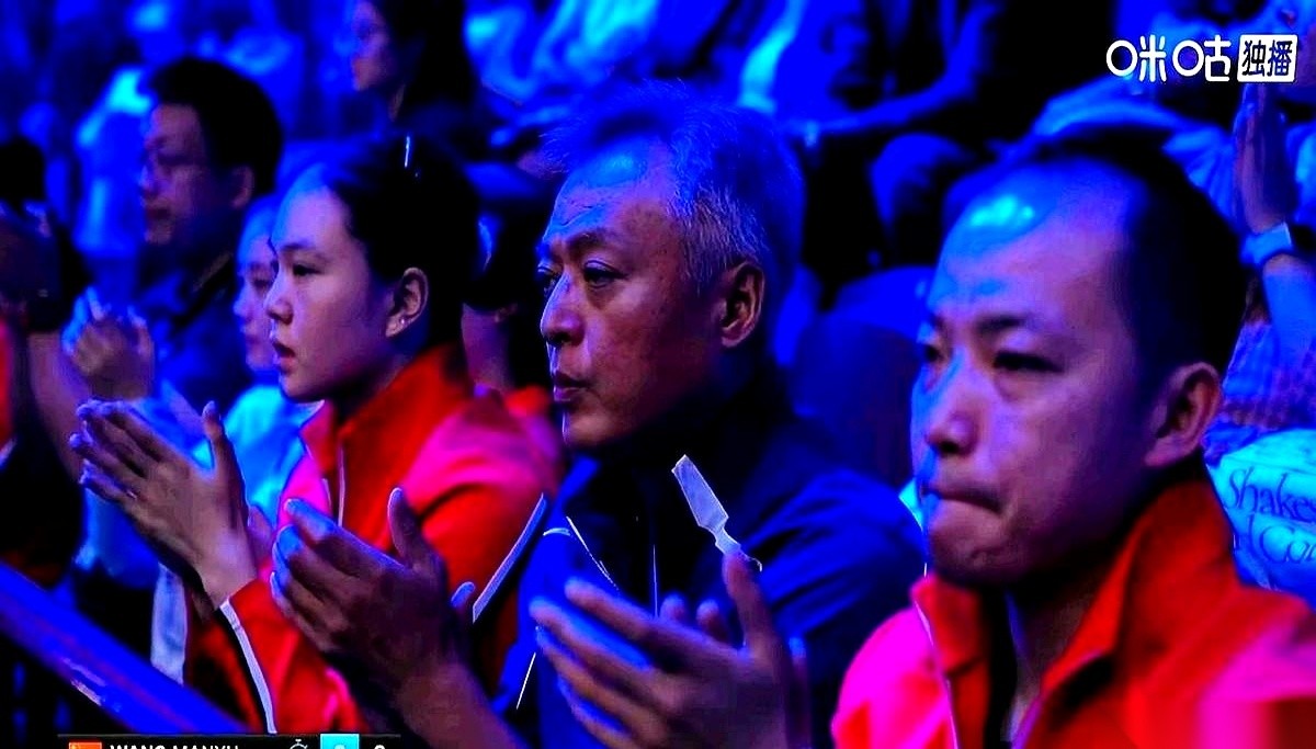 看王曼昱那场球，镜头扫到教练席，简直比场上还精彩。
秦志戬总教练，稳如泰山，连眉毛都没动一下。可他旁边的任浩教练，嘴唇死死抿着，快要勒进肉里。
一个天上，一个地下。
比分是4比1，看着轻松，但场上那个叫彭郁涵的姑娘，打法太野了。正手抡一拍，反手突然倒板，根本不跟你走一个回合。她的目的只有一个：把你彻
