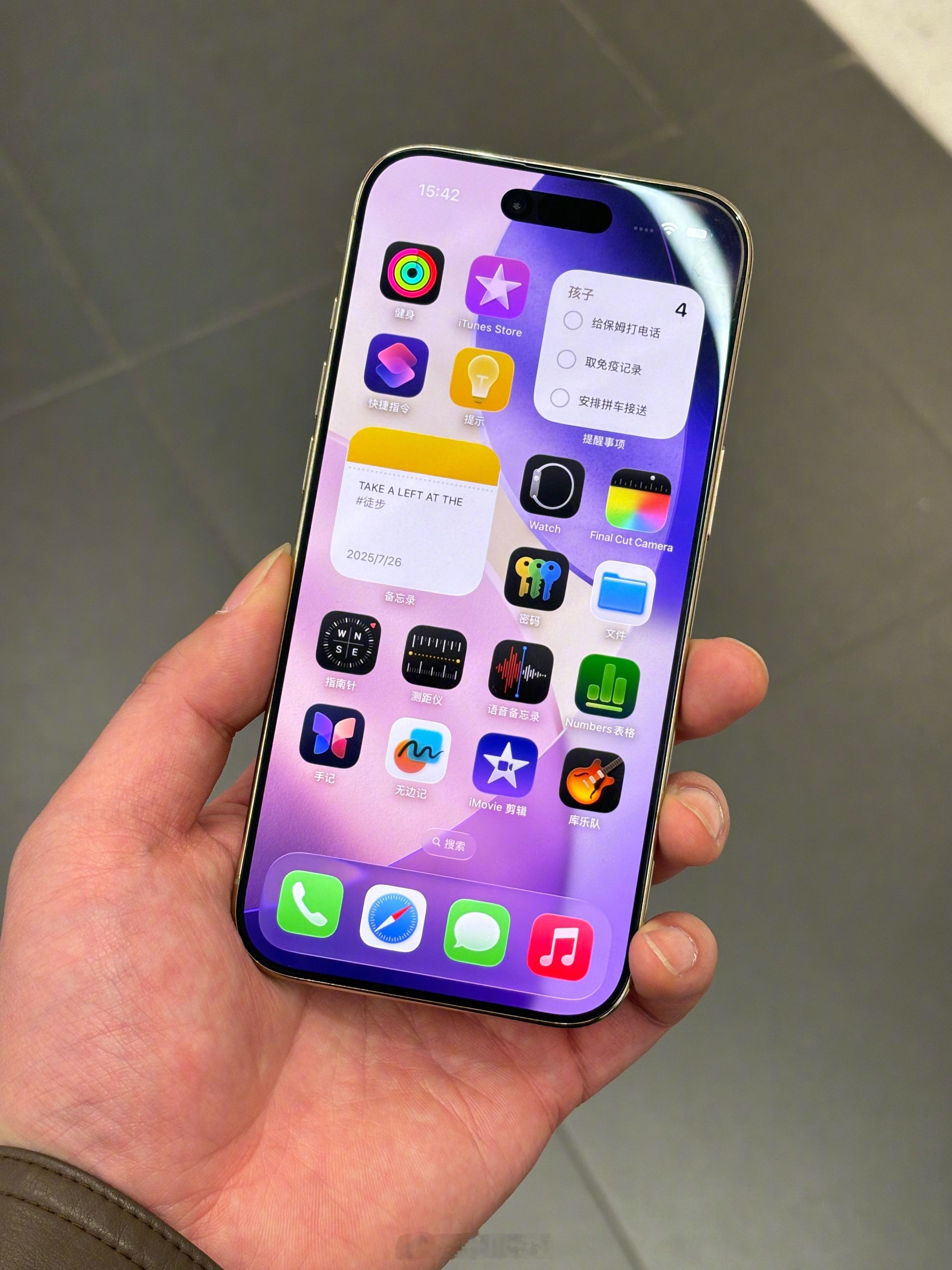 还记得iPhone Air刚发布那会儿，很多人都在猜，苹果折叠屏就是两台Air拼在一起。现在看完全不是这么一回事。

除了同样用钛金属边框之外，其余基本都是全新设计。一体化单主板结构，不是两套独立硬件。展开厚度做到5.2mm，甚至比单台Air还要薄。内屏是完整柔性大屏，没有拼接缝隙，UI也针对折叠形态重 ​