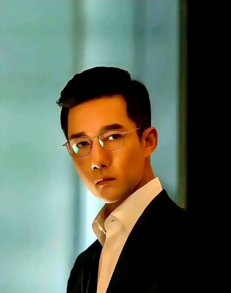 刚演完《好团圆》里的渣男高平，转头就在印尼潜水顺手救了个人。

网友在印尼潜水遇险，同船一个陌生男人直接跳过来抓住她的气压表，配合潜导把人拉回安全升水。上岸一看，居然是长着“反派相”的演员章涛。

何润东发文说“英雄一直在我身边”。结果这位上戏毕业、曾是同济表演老师的39岁单身汉回应极淡：“这远远够