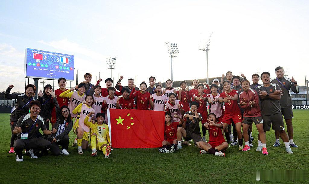【#U17女足闯入世界杯八强#】#U17女足点球战淘汰法国# 据澎湃新闻报道：北京时间10月30日凌晨，U17女足世界杯八分之一决赛，中国U17女足对阵法国U17女足。全场比赛常规时间内双方均未能破门，比赛进入点球大战，点球大战中中国队门将牛子琪两扑点球。最终中国队总比分4比3战胜法国队，历史首次晋级U17 ​